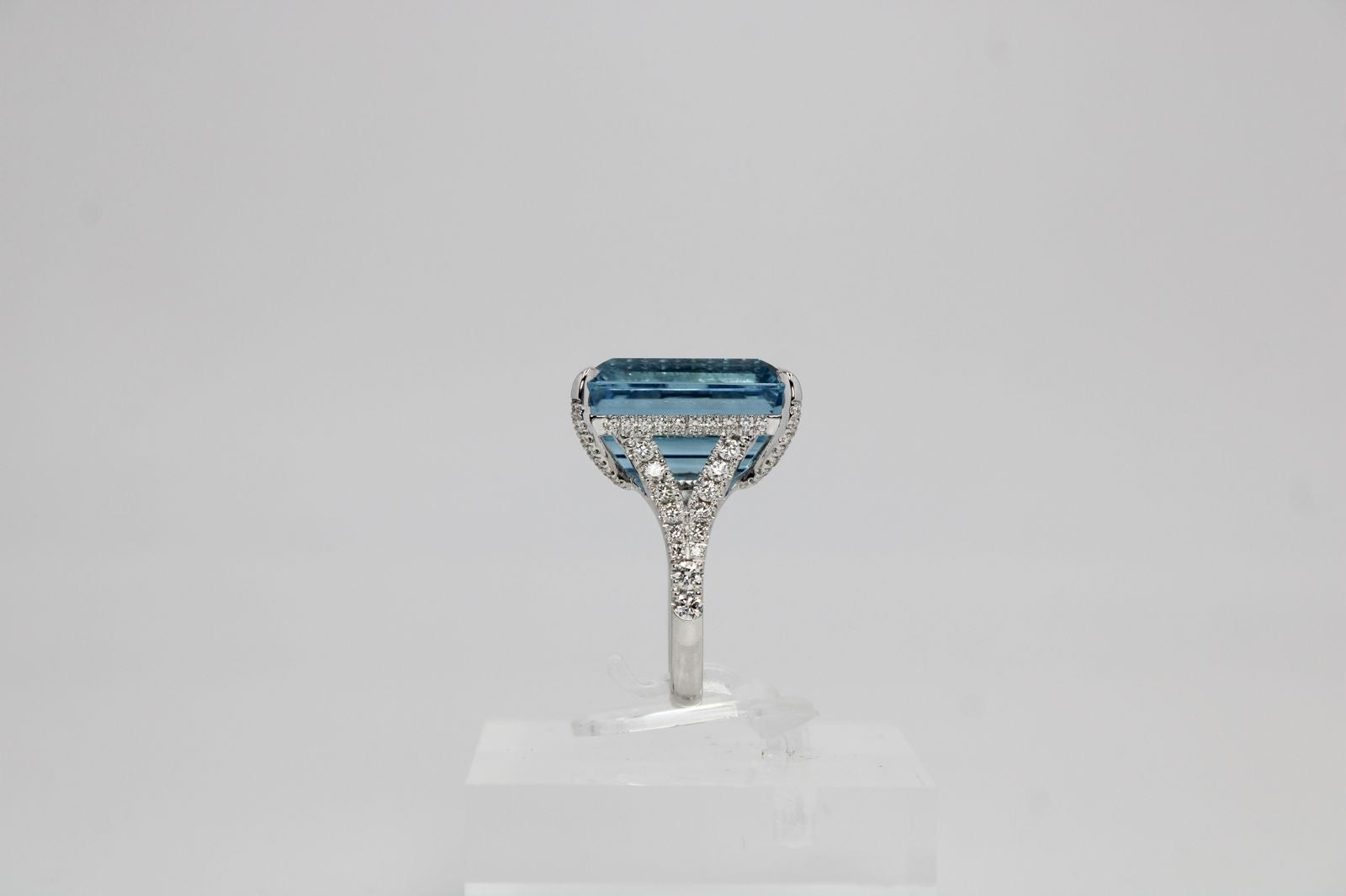 14.29ct Santa Maria Aquamarine & Diamond Ring | 18K White Gold